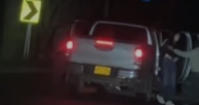 Un conductor que transitaba por el corredor vial grabó el momento en que los hombres armados rodeaban la camioneta y retenían a sus ocupantes.