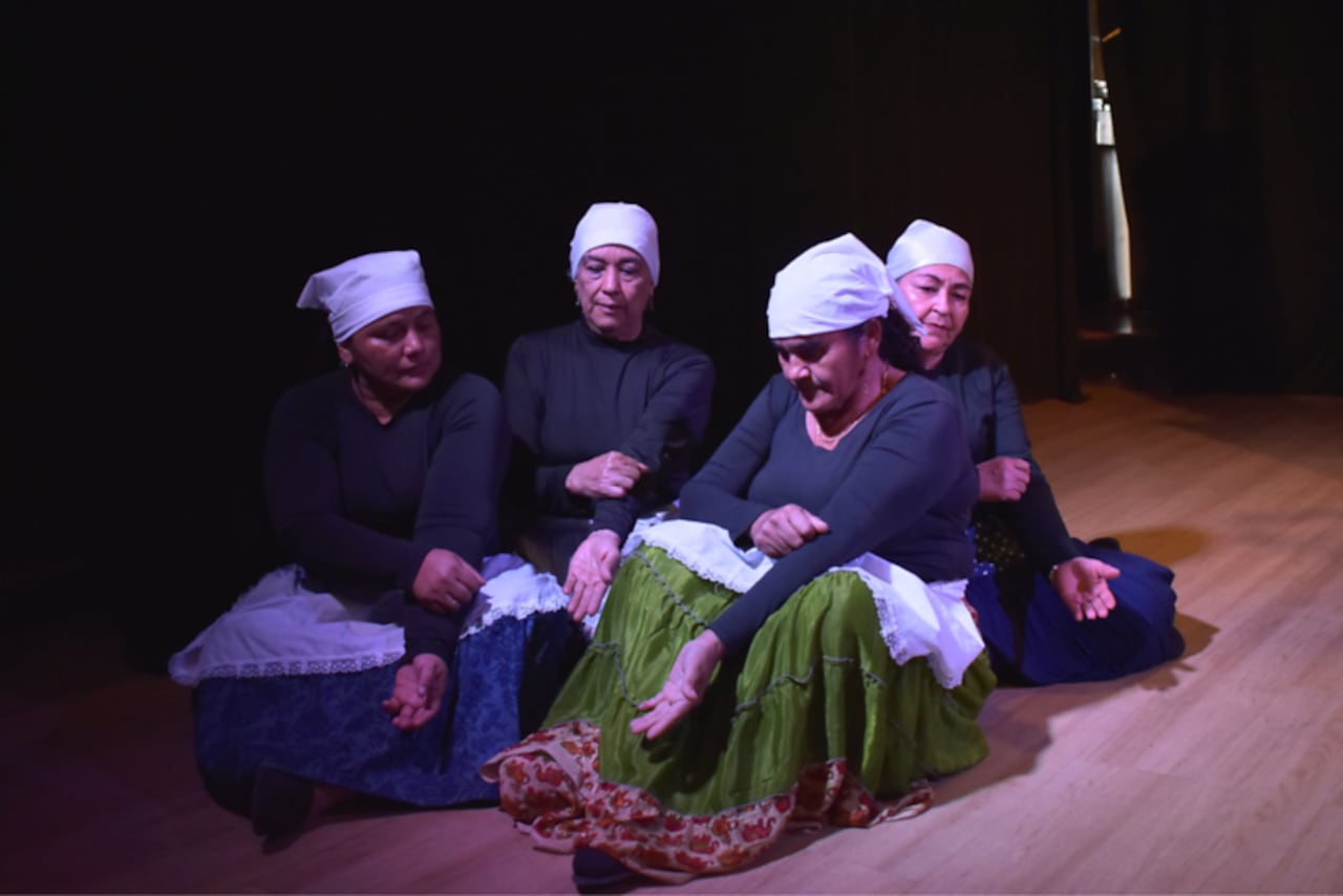 Propone que el teatro es mucho más que entretenimiento o representación; busca poner el cuerpo en movimiento para pasar del silencio a la acción.