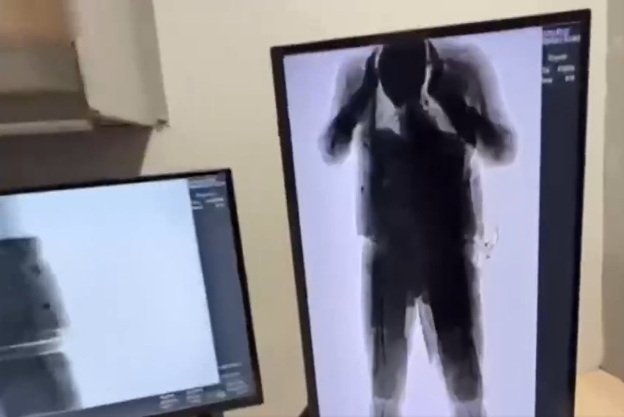 Un ciudadano extranjero fue detenido en el aeropuerto de Bogotá cuando intentaba abordar un vuelo hacia España usando un uniforme de piloto comercial. Las autoridades hallaron seis paquetes de cocaína ocultos en su cuerpo.
