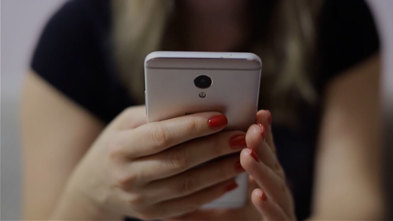 ¿No se desprende de su celular? Cuidado, podría padecer estas enfermedades por el uso excesivo