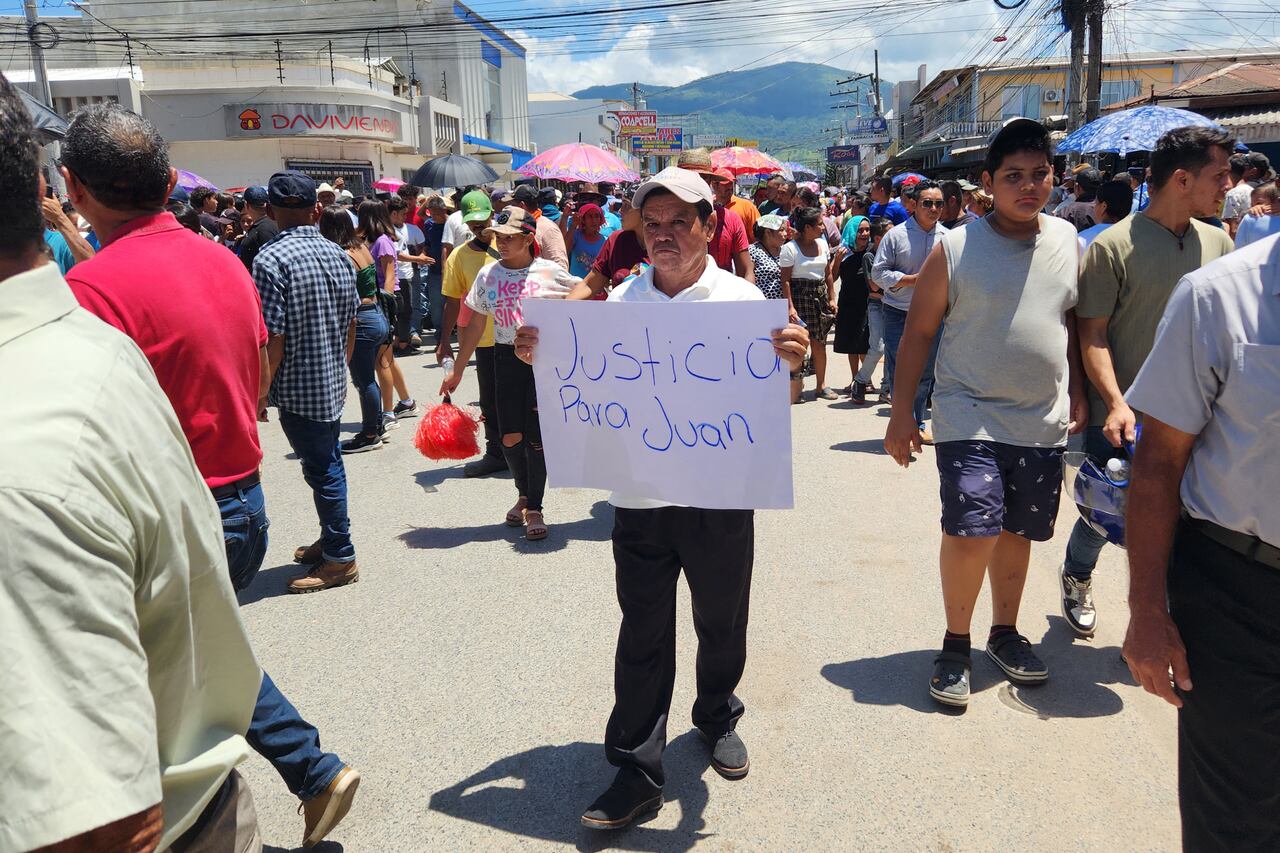 Piden a las autoridades investigar el crimen para dar con el responsable del homicidio de Juan López.. (Photo by Oscar LANZA / AFP)