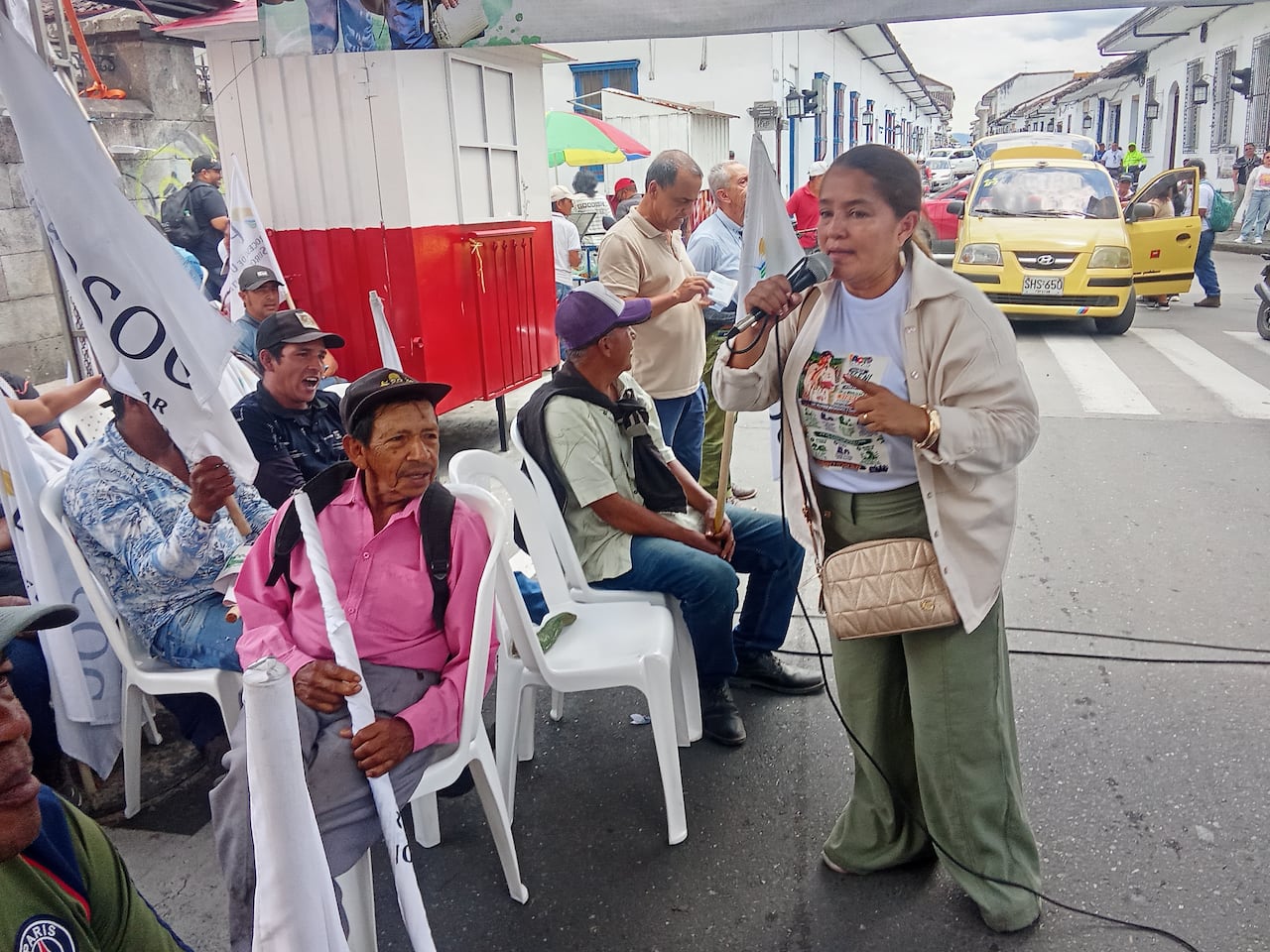 La lideresa social y diputada Orgeni Viera Betancourt nació en el municipio de Santander de Quilichao, Cauca aunque gran parte de su liderazgo político y social ha estado ligado al municipio de Caloto.
Es profesional en Derecho y registra experiencia en administración pública loca
