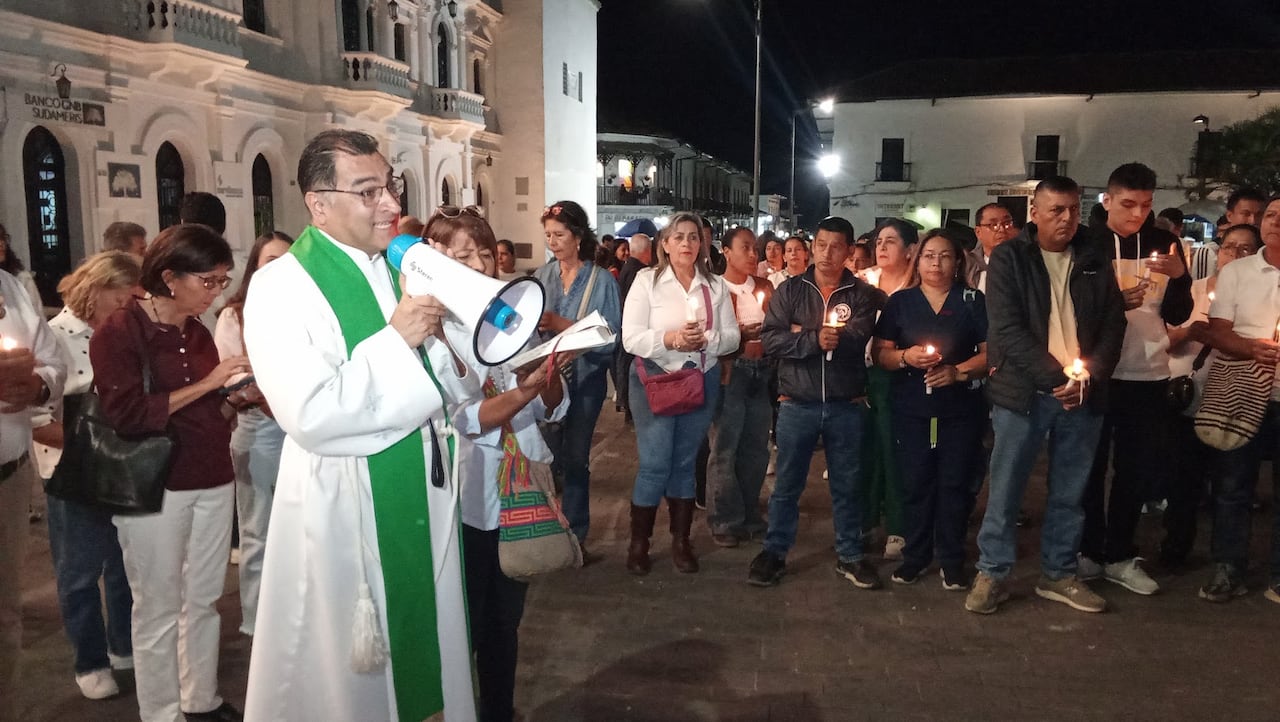 Durante la concentración, Luis Felipe Revelo, hijo de la comerciante, agradeció el respaldo recibido por parte de la ciudadanía y pidió que continúen las manifestaciones de apoyo hasta lograr el regreso de su madre.