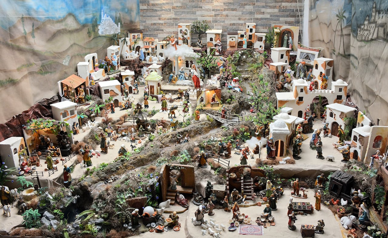 Hermoso pesebre tradicional, en el barrio Bretaña. Realizado por Christian David Reinosa, un joven comerciante de Cali.