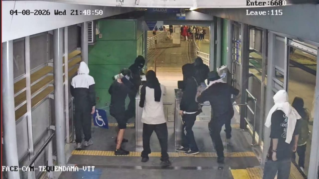 Encapuchados vandalizan estaciones del mío a lo largo de la calle quinta durante marcha de antorchas de univalle