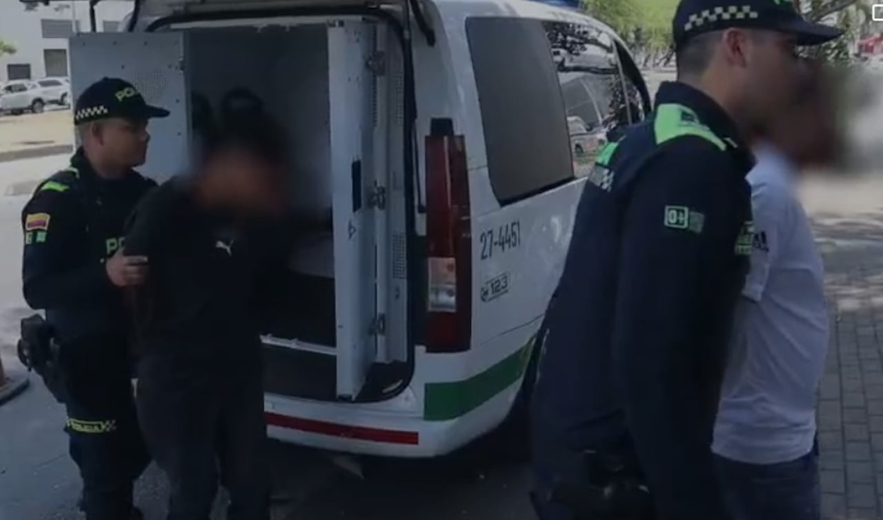 Luego de un seguimiento de 2.5 kilómetros, los uniformados acorralaron el vehículo en el barrio Calima, capturaron a los dos hombres e incautaron un arma de fuego tipo pistola, que será sometida a los respectivos análisis técnicos y balísticos.