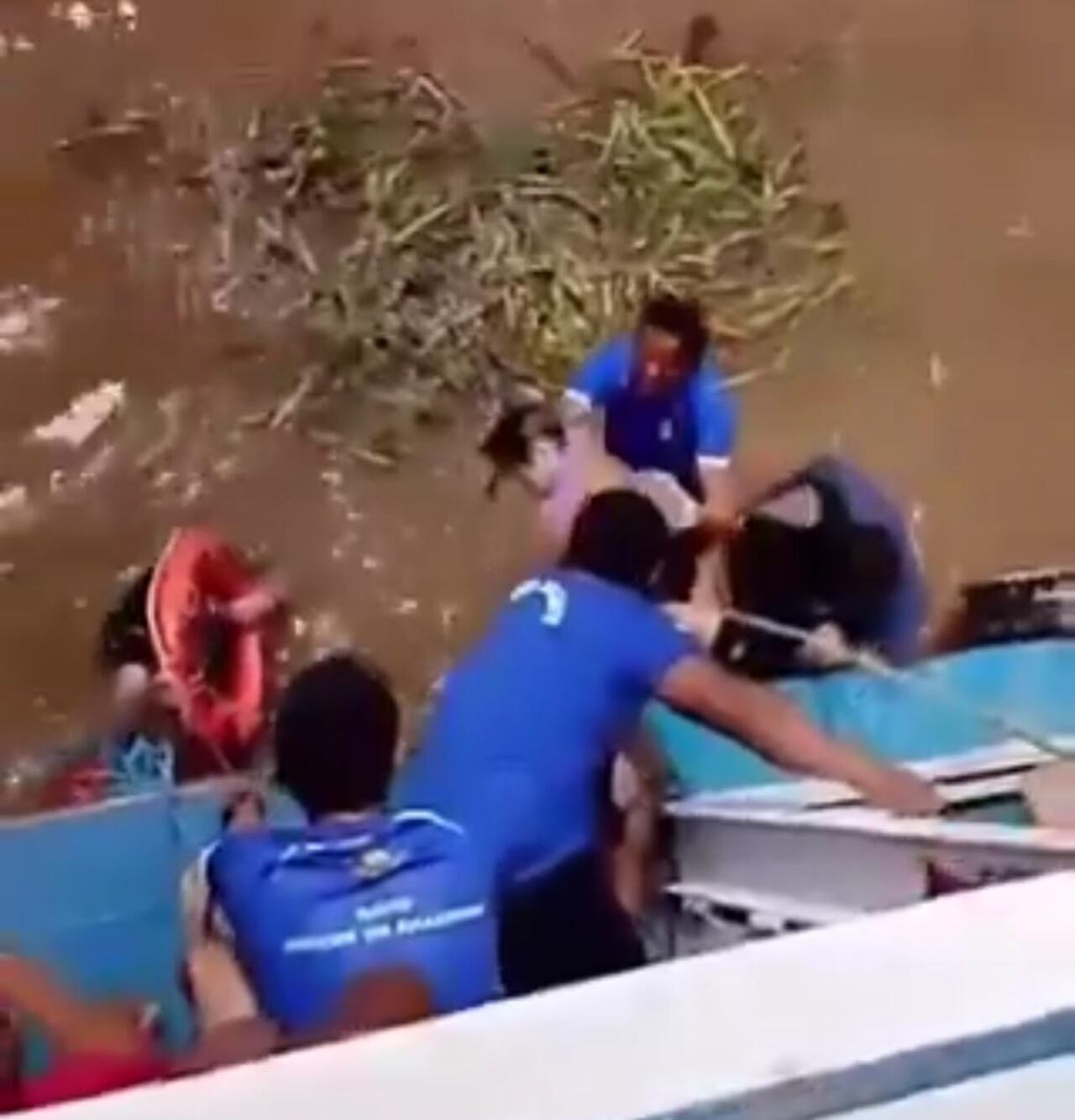 Entre las personas que salieron con vida del accidente estarían varios menores de edad.