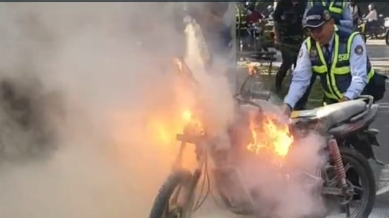 Conductor prendió su moto en pleno operativo de Tránsito en Cali.