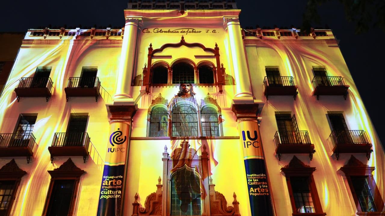 Proyecciones de video mapping transforman espacios patrimoniales en escenarios de contemplación durante la Semana Santa.