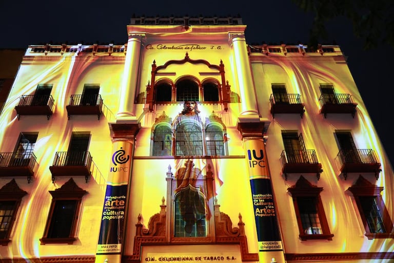 Proyecciones de video mapping transforman espacios patrimoniales en escenarios de contemplación durante la Semana Santa.