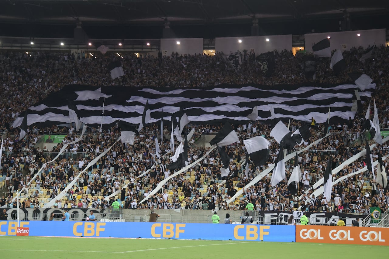 RIO DE JANEIRO, BRAZIL - OCTOBER 18: Fans of Botafogo cheer for their team during a Brasileirao 2024 match between Botafogo and Criciuma at Maracana Stadium on October 18, 2024 in Rio de Janeiro, Brazil. (Photo by Lucas Figueiredo/Getty Images)