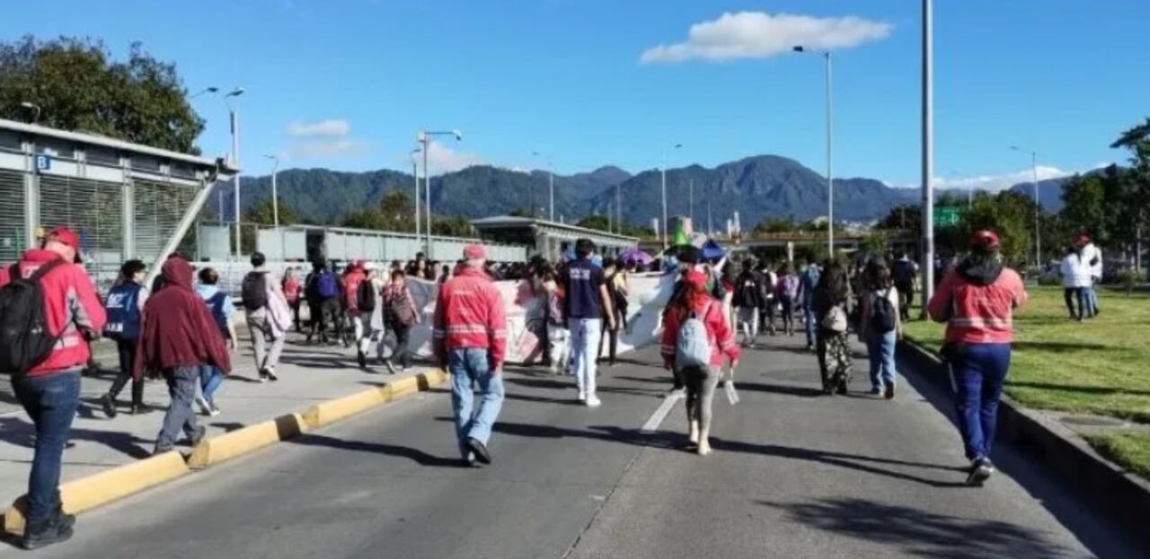 TransMilenio suspende el servicio por movilización.