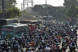Continúan los trancones en la Vía Candelaria, esto debido al gran flujo de vehículos (Motos y Carros) que ingresan a Cali desde el Municipio Vecino, La comunidad reclama con urgencia la habilitación del nuevo puente y así poder lograr descongestionar esta importante vía. Cabe resaltar que los Agentes de tránsito están implementando medidas para lograr una mejor movilidad en el Sector.