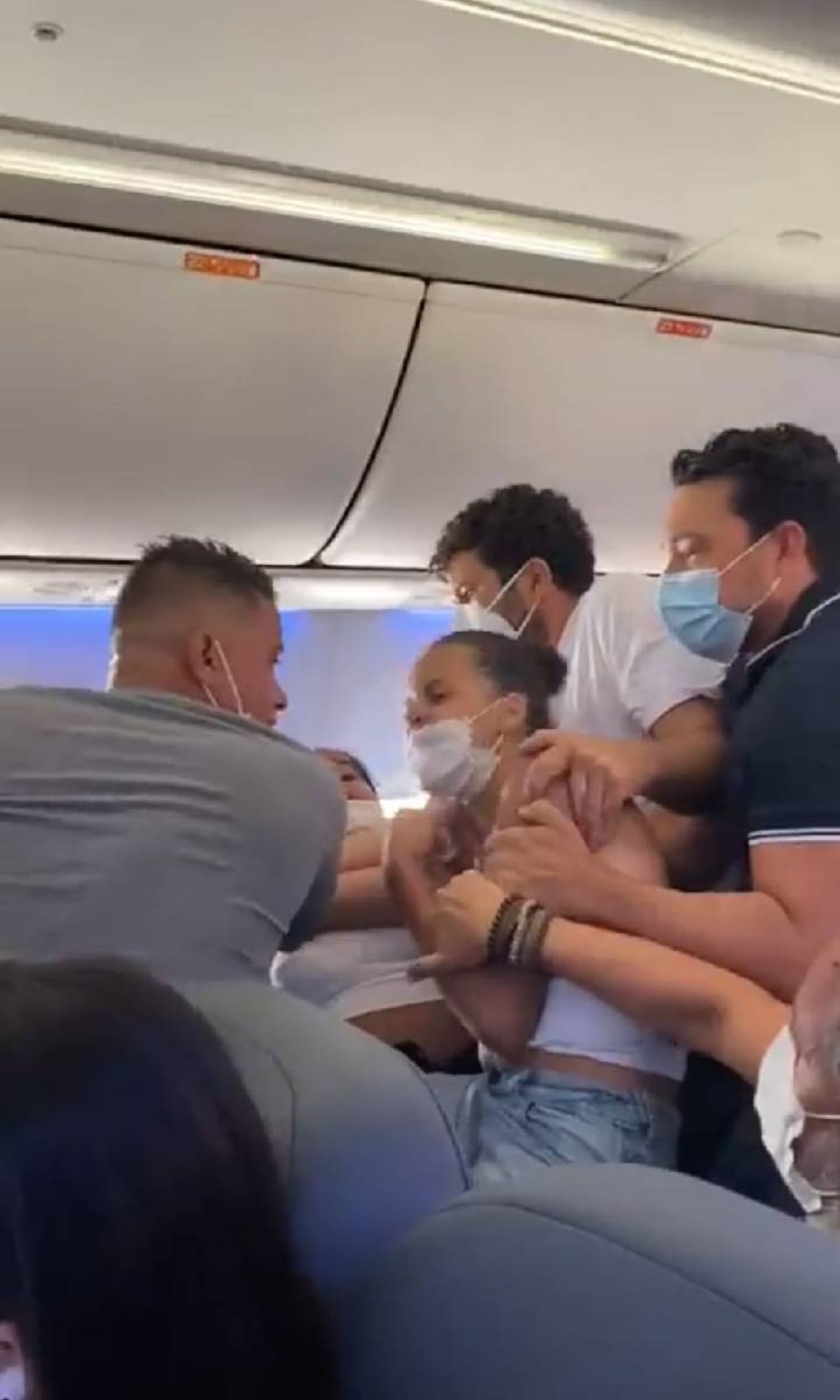 También se puede observar que la pelea escaló a más personas que terminaron haciendo parte de la riña