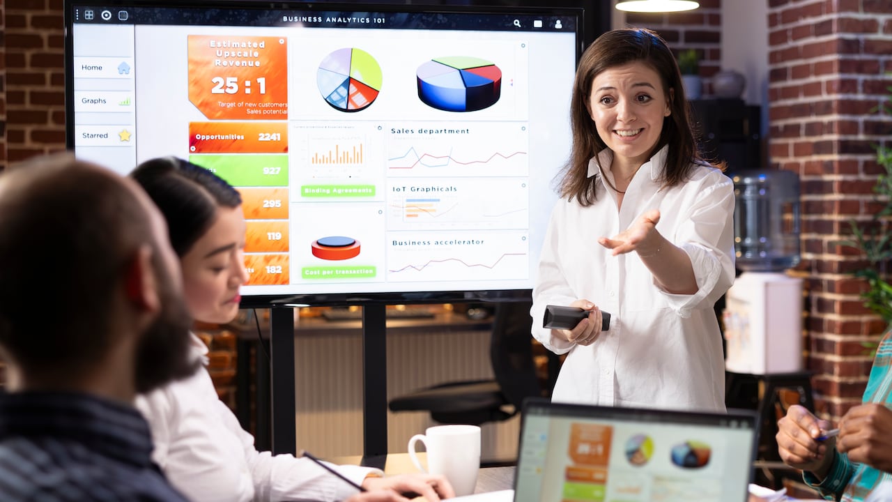La inteligencia artificial ha potenciado aún más esta accesibilidad. “Las herramientas de personalización, automatización, análisis predictivo y asistentes virtuales pueden implementarse en días y sin necesidad de programación”, observa la fundadora de la empresa con más de diez años de experiencia.