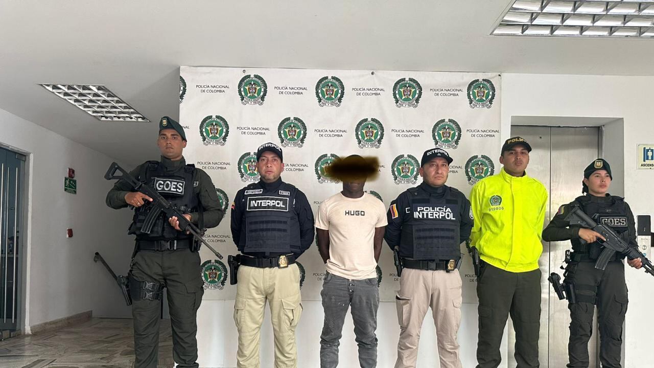 Autoridades del Valle de Cauca capturaron a alias 'Nando' (tercero de izquierda a derecha), líder de la banda 'Los Espartanos'.