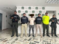 Autoridades del Valle de Cauca capturaron a alias 'Nando' (tercero de izquierda a derecha), líder de la banda 'Los Espartanos'.