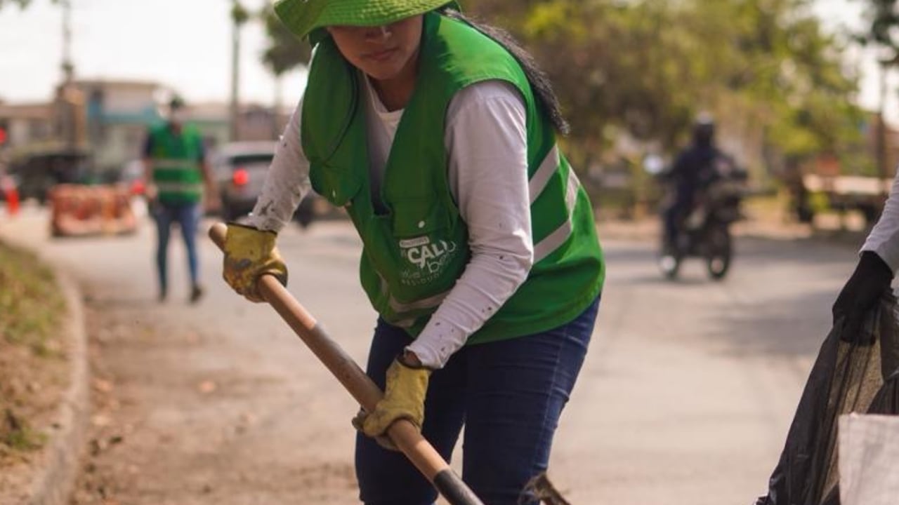La UAESP inició acciones de limpieza, pedagogía y control en el corredor de la avenida Ciudad de Cali.