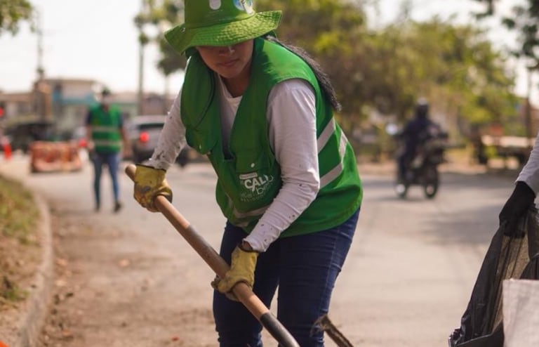 La UAESP inició acciones de limpieza, pedagogía y control en el corredor de la avenida Ciudad de Cali.