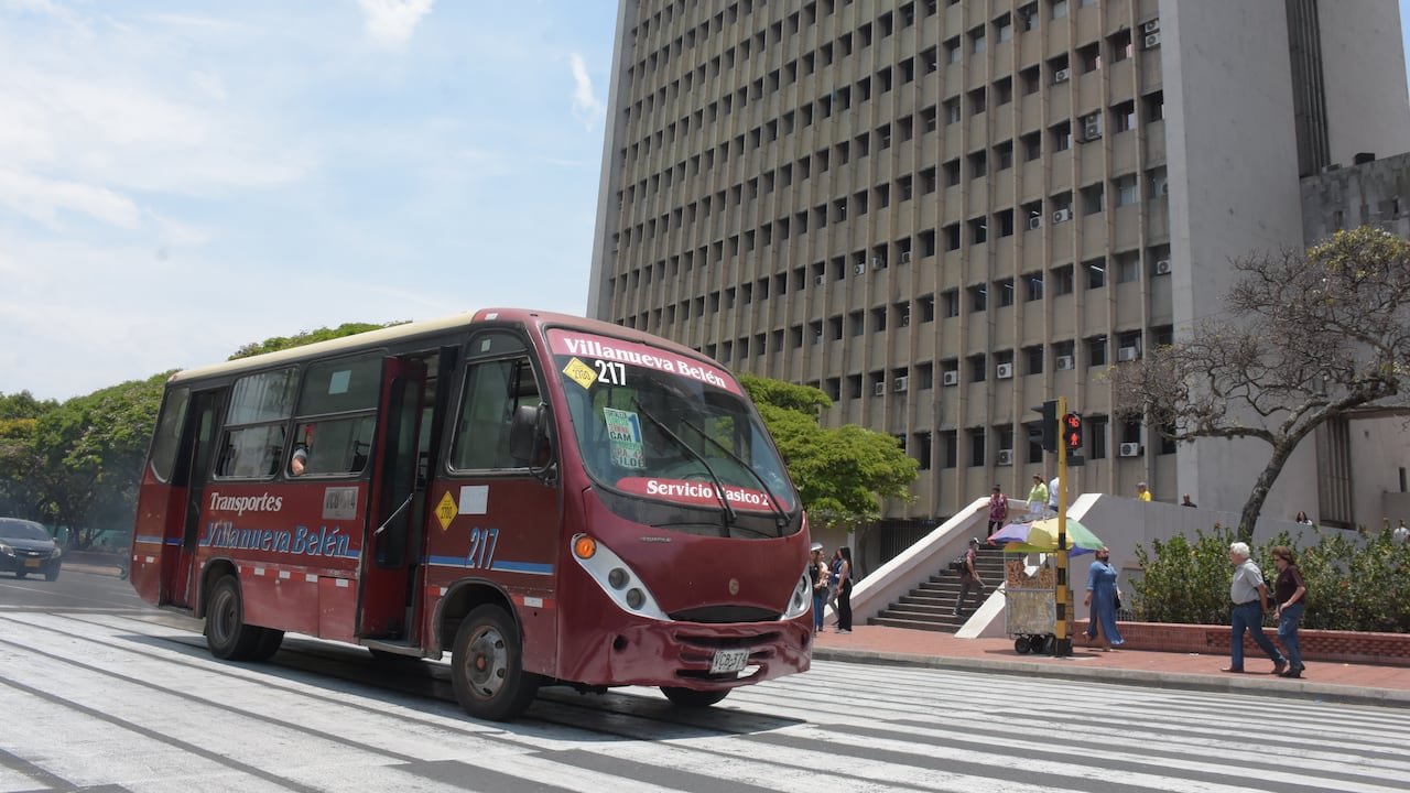 Más de 200 autobuses viejos regresan a las calles de Cali con la autorización de la alcaldía para sumarse al servicio público debido a la crisis del MIO.