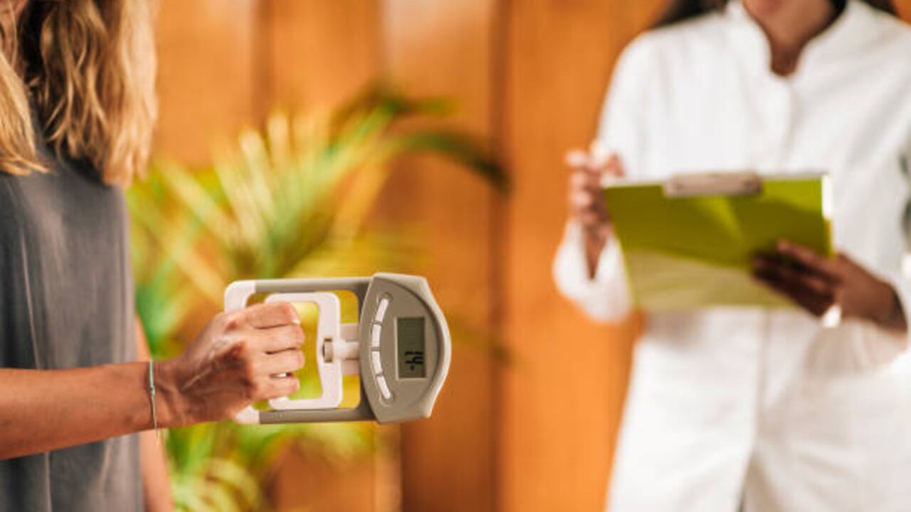 La pérdida de masa muscular está relacionada con la pérdida de fuerza en las manos.