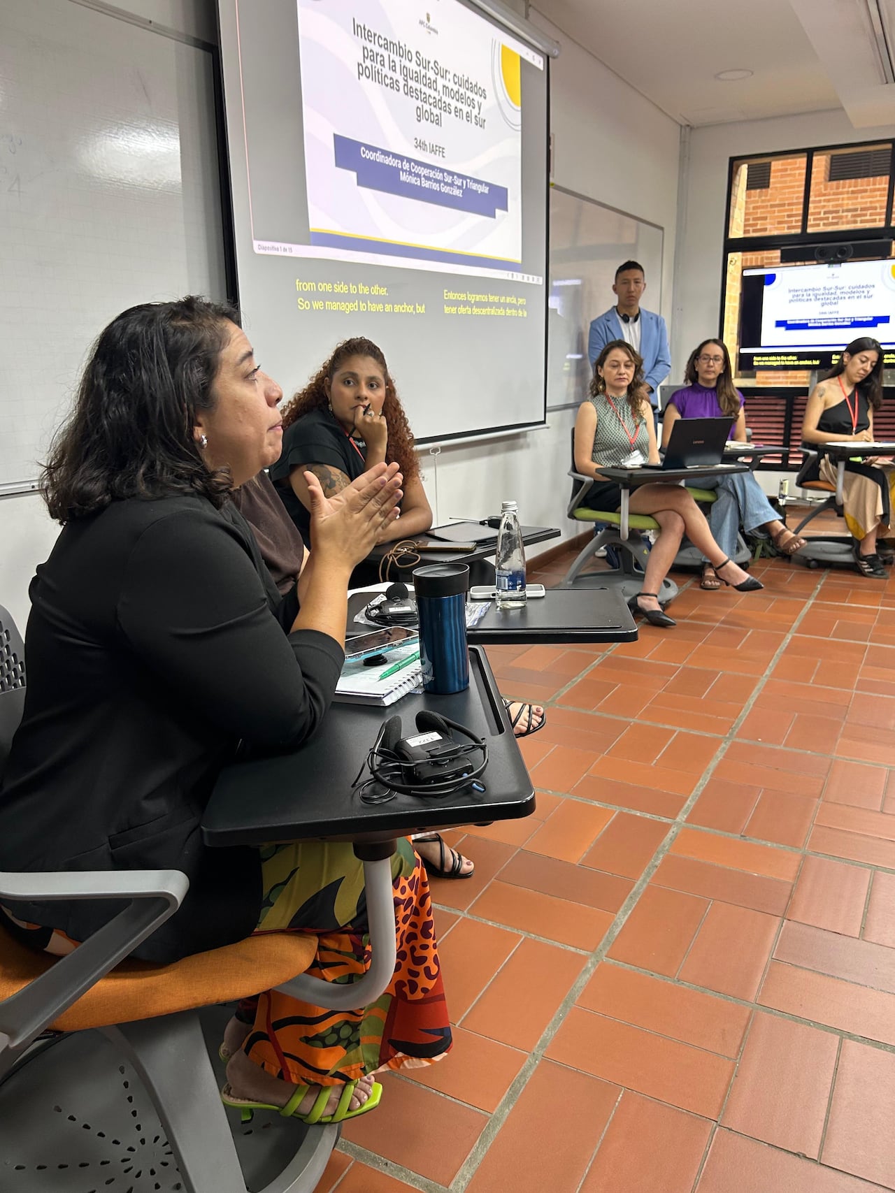 Leandra Costa, asesora municipal de Belo Horizonte, Brasil, expuso la importancia de 'nombrar' el cuidado para reconocerlo como un trabajo y reducir la carga sobre las cuidadoras, un debate profundamente marcado por el género y la raza en su país.