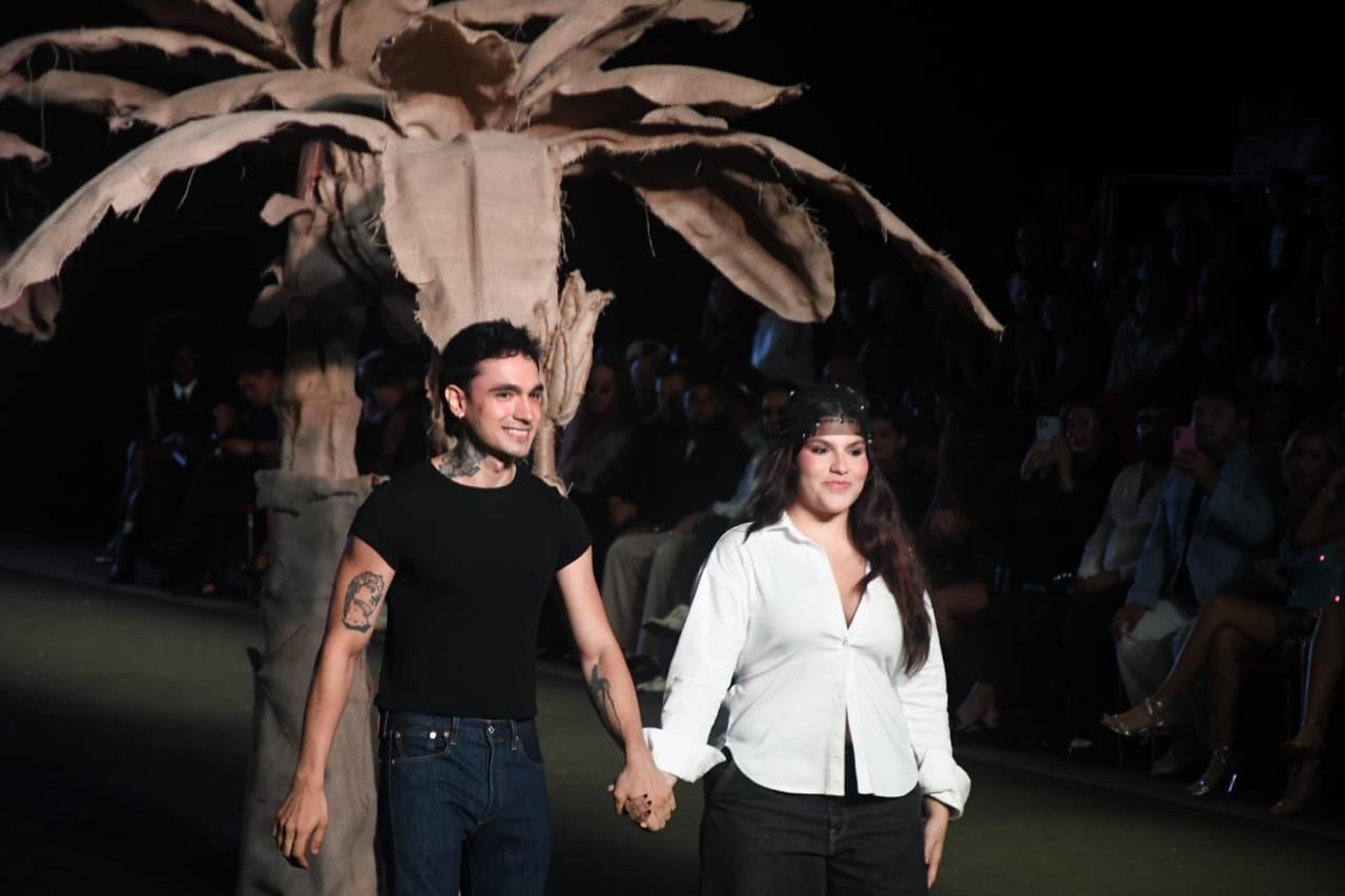 Stevan Valencia nos sumerge en una propuesta contemporánea donde el arte, la naturaleza y nuestras raíces latinoamericanas conversan a través de siluetas deconstruidas y volúmenes dramáticos.