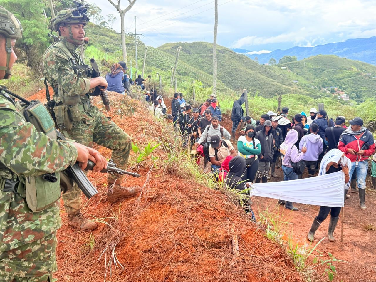 Denuncian asonada contra el Ejército en Jamundí, Valle.