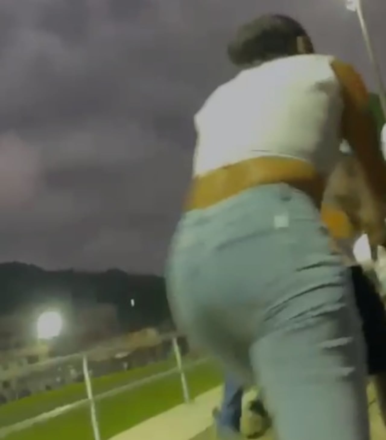 Los civiles y deportistas optaron por evacuar el complejo deportivo al escuchar los rafagazos, como lo muestran los vídeos que circulan en las redes sociales.