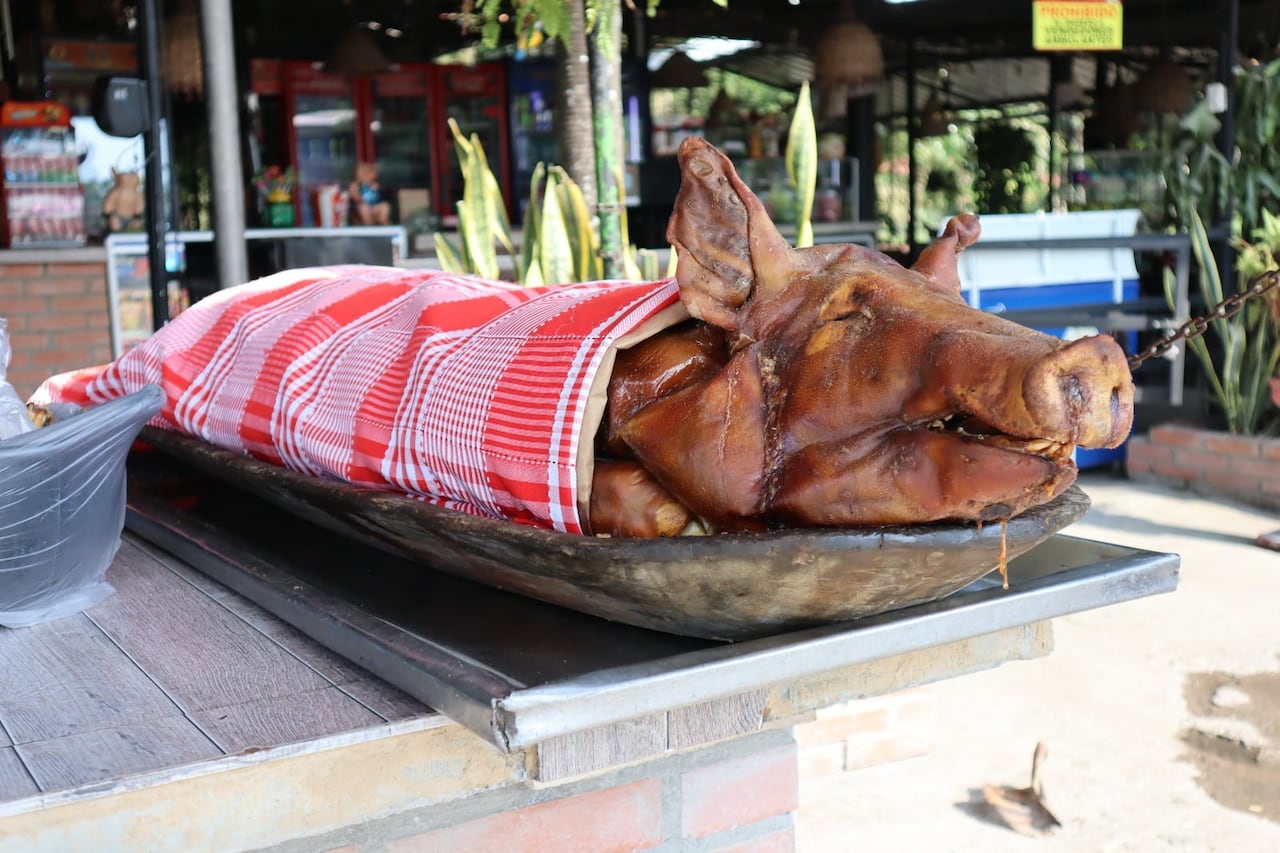 La lechona es reparada con cerdo, arroz, alverjas, especias, entre otros ingredientes.