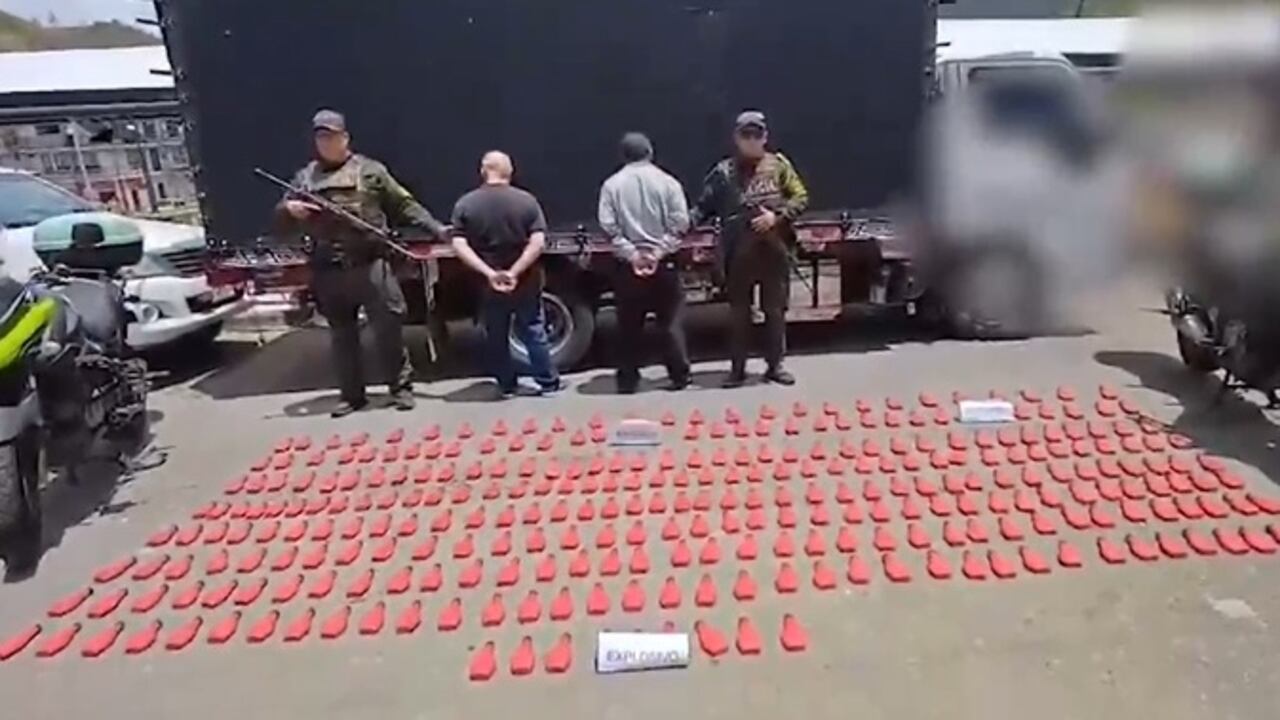 Los policías descubrieron este cargamento de pólvora negra en medio de un puesto de registro y control.