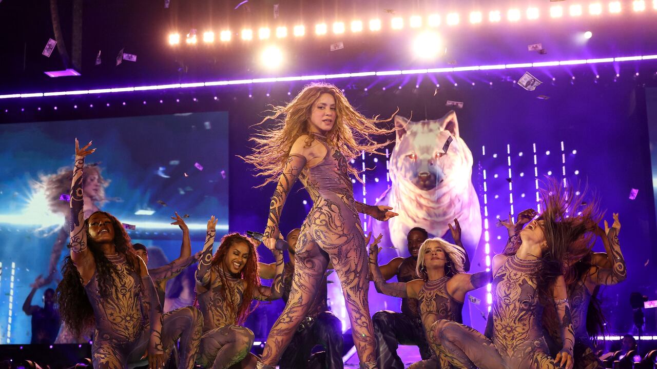 En Charlotte, Shakira sorprendió al público al interpretar "La Tortura" junto a Alejandro Sanz, celebrando el vigésimo aniversario de la canción.