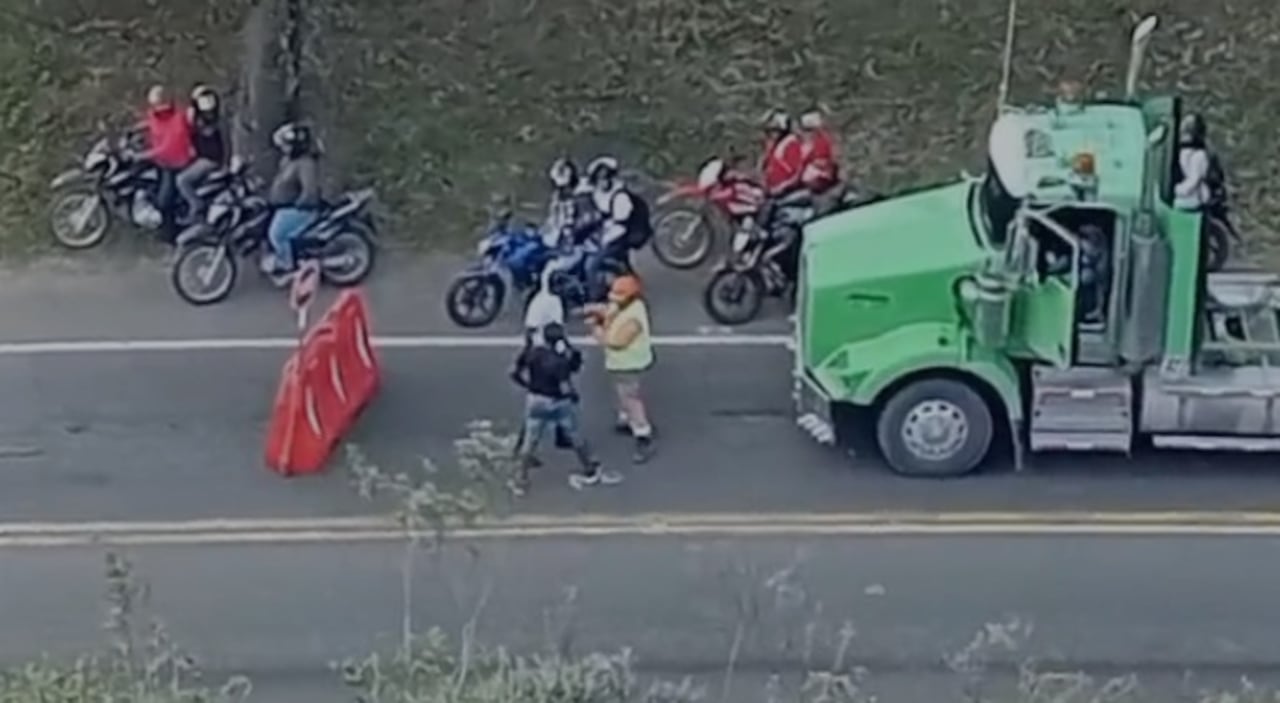 El paletero tomó una foto de la buseta implicada en este caso, de ahí que al parecer desató la buseta de los auxiliares del conductor de este vehículo.