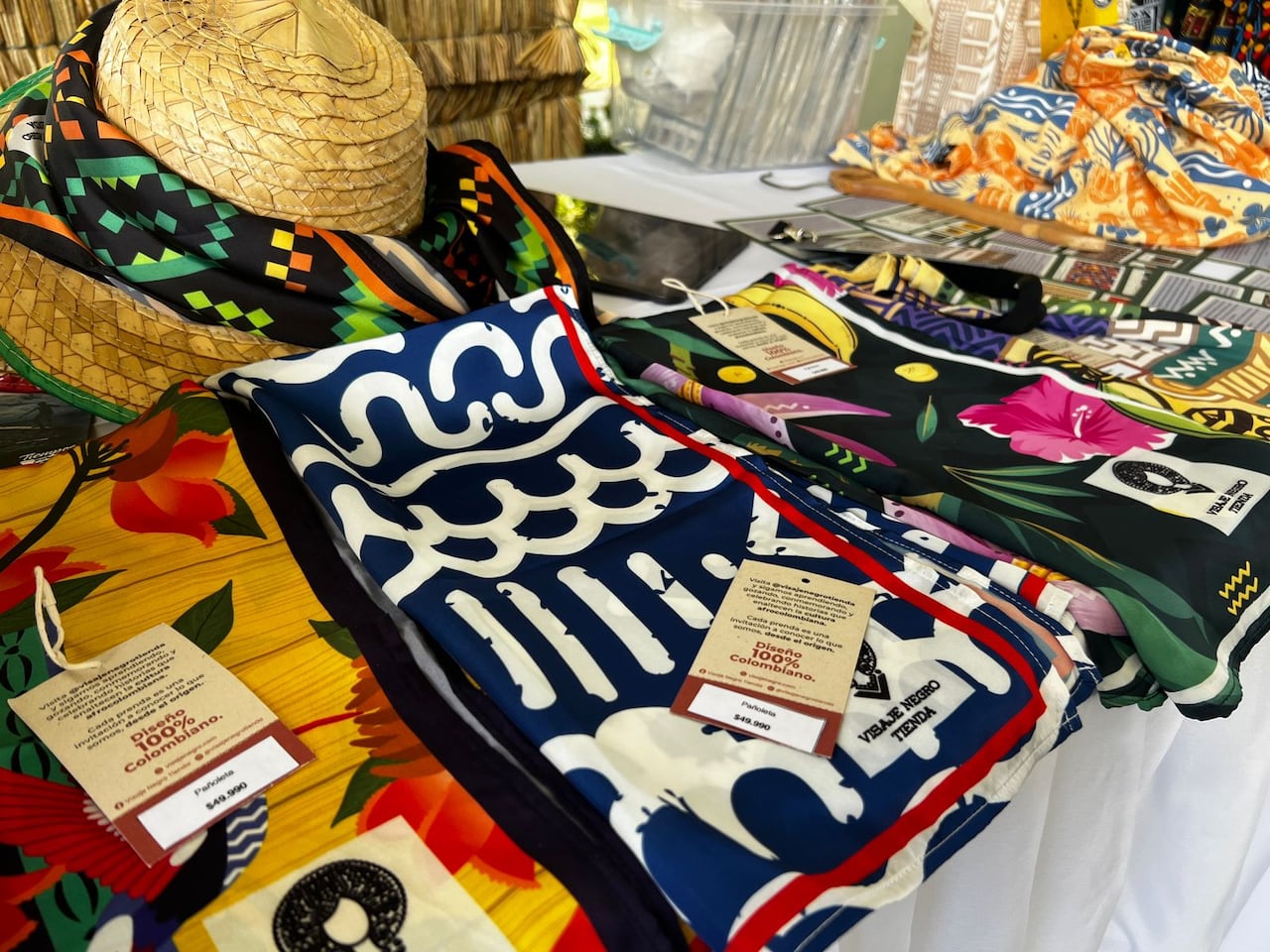 El catálogo de Visaje Negro cuenta con artículos como camisas, kimonos, chaquetas, shorts y pantalones.