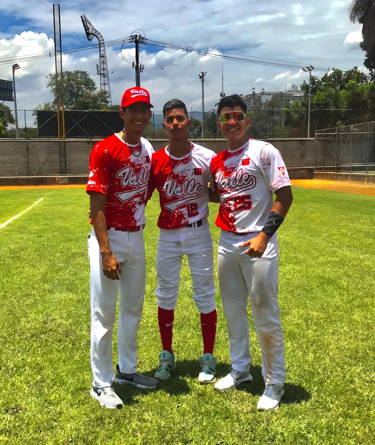 Al joven de 19 años (der.) lo destaca su carisma, pues siempre está con una sonrisa en el rostro.