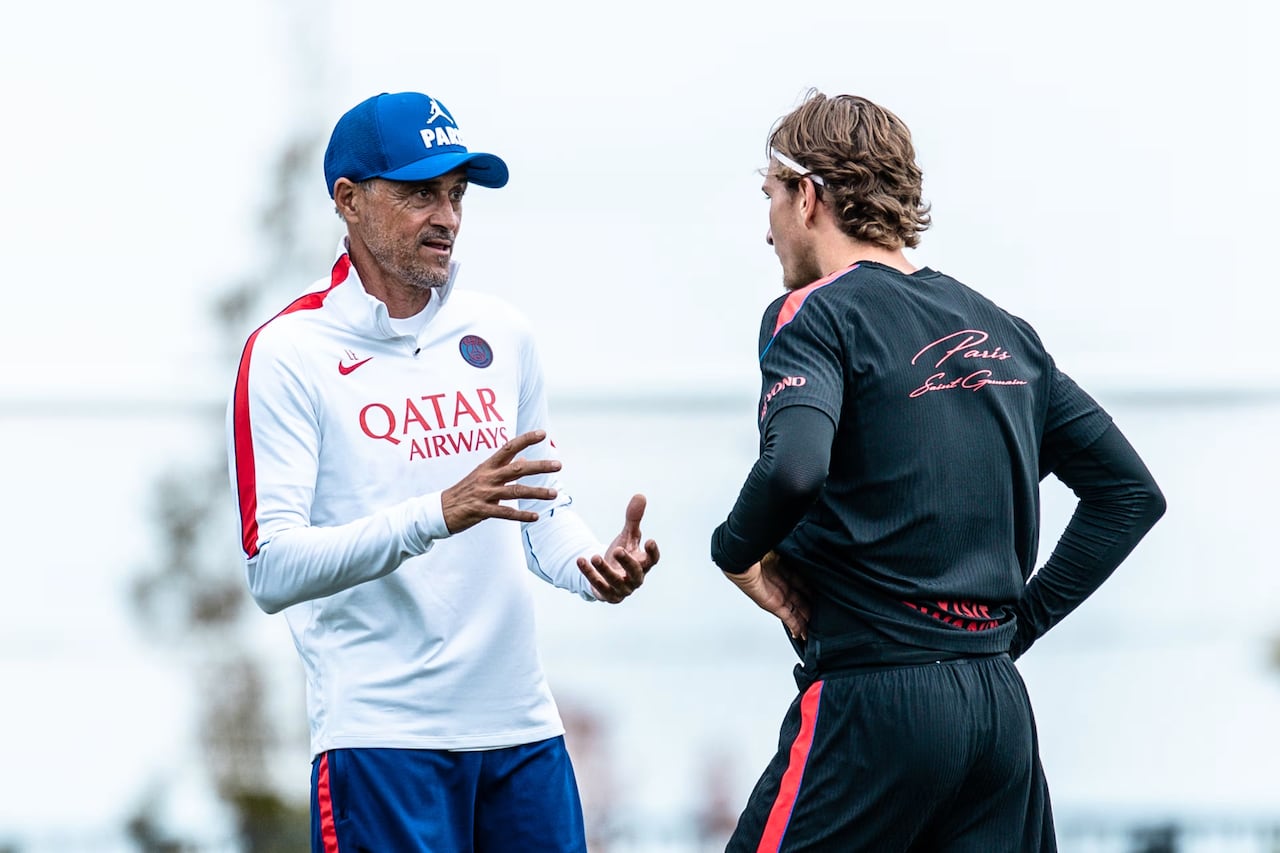 Luis Enrique (izq.), técnico del PSG, le da indicaciones a uno de sus dirigidos.