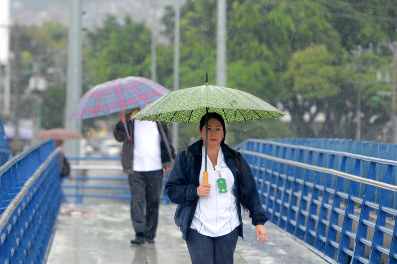 Cali pasada por lluvias durante el inicio de semana, con un intenso aguacero amaneció la capital del Valle del Cauca, desde las primeras horas del día
