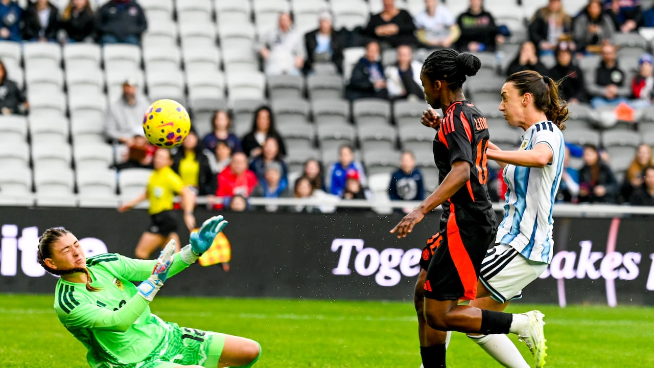 Momento en el que Linda Caicedo define para marcar el único tanto del partido entre Colombia y Argentina en la She Believes Cup 2026.
