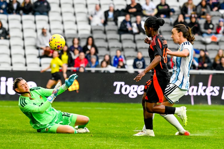 Momento en el que Linda Caicedo define para marcar el único tanto del partido entre Colombia y Argentina en la She Believes Cup 2026.