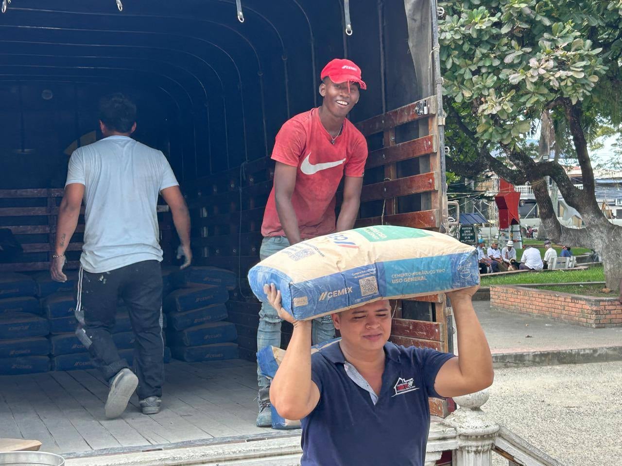 Los comerciantes y familiares corinteñas salen adelante en medio de las dificultades que existen por el tema del conflicto armado al margen de la ley.