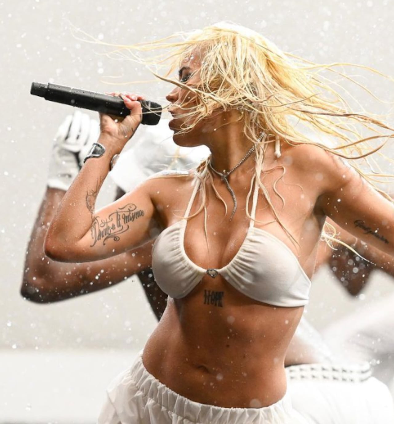 Karol G se presentó en los premios Billboard y logró sorprender con un impresionante show.