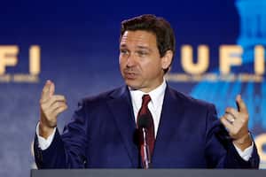 El candidato presidencial republicano, el gobernador de Florida, Ron DeSantis, pronuncia un discurso en la cumbre de Cristianos Unidos por Israel de 2023 el 17 de julio de 2023 en Arlington, Virginia.
