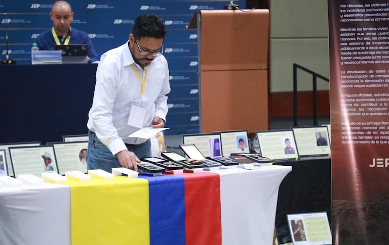 Dos generales retirados y otros 25 exmilitares reconocieron ante las víctimas y la JEP su responsabilidad en asesinatos y desapariciones forzadas cometidos en el Meta durante el conflicto armado.