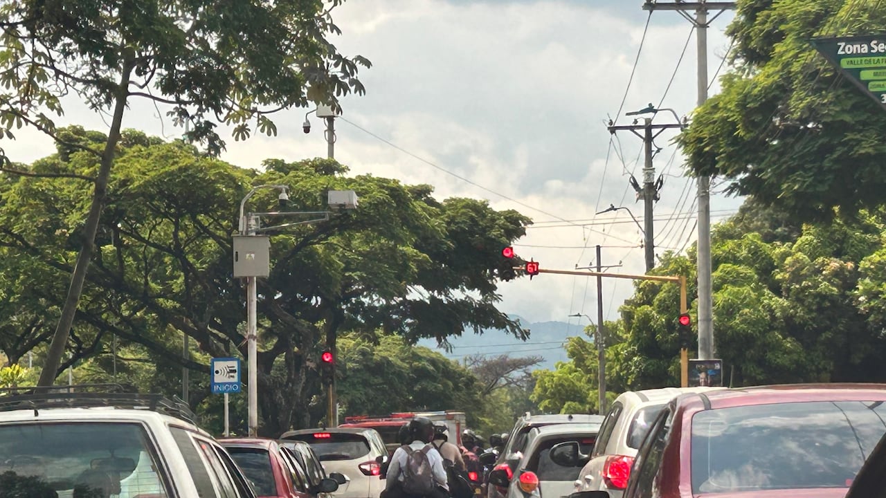 Fotografía de la intersección de la Calle 5 con Carrera 80, donde ciudadanos reportan largas filas de vehículos y demoras de hasta 15 minutos para cruzar en determinados momentos del día.