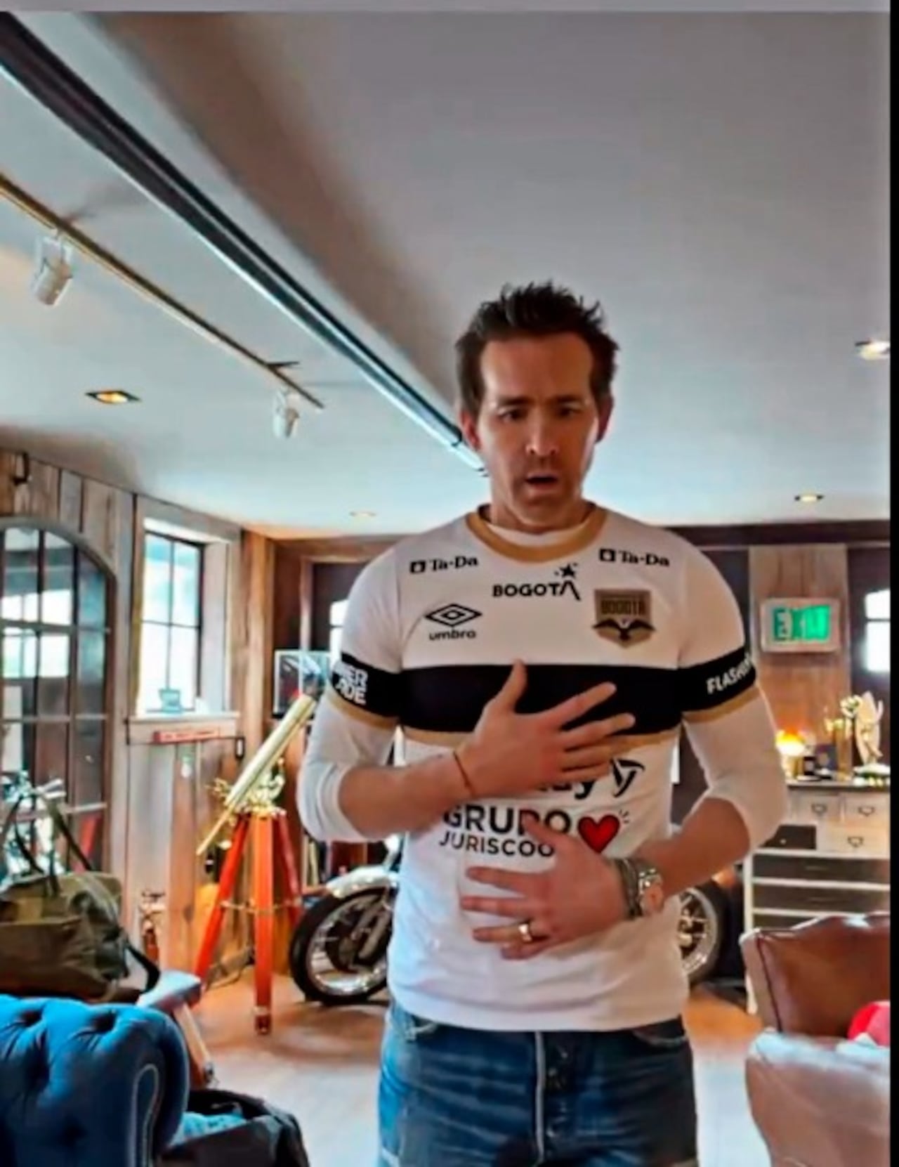 En un gracioso video, Ryan Reynolds celebró su inversión futbolística y se puso la camiseta del Inter, de Bogotá. Fans del actor en Colombia respondieron con chistes sobre el desempeño del antes llamado Equidad.