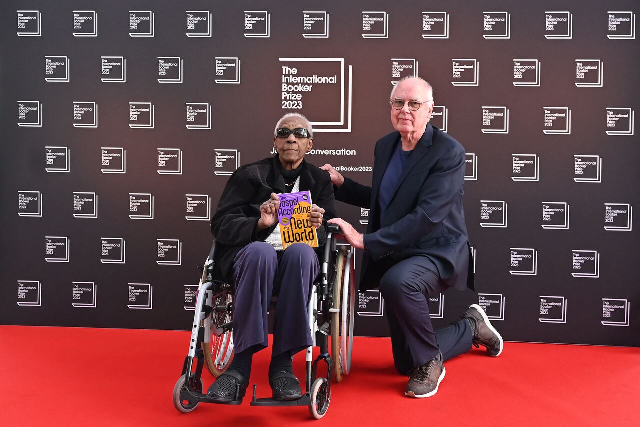 La escritora Maryse Cond y su esposo Richard Philcox.