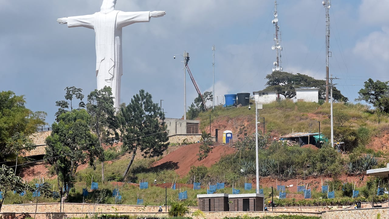 El Juzgado Quinto Administrativo Oral del Circuito de Cali ordenó que fueran suspendidas las licencias de intervención que permiten el proyecto Parque Integral Cristo Rey, por lo que los obreros tendrán que parar sus trabajos hasta que no sean resueltas algunas inconsistencias que encontró el tribunal.