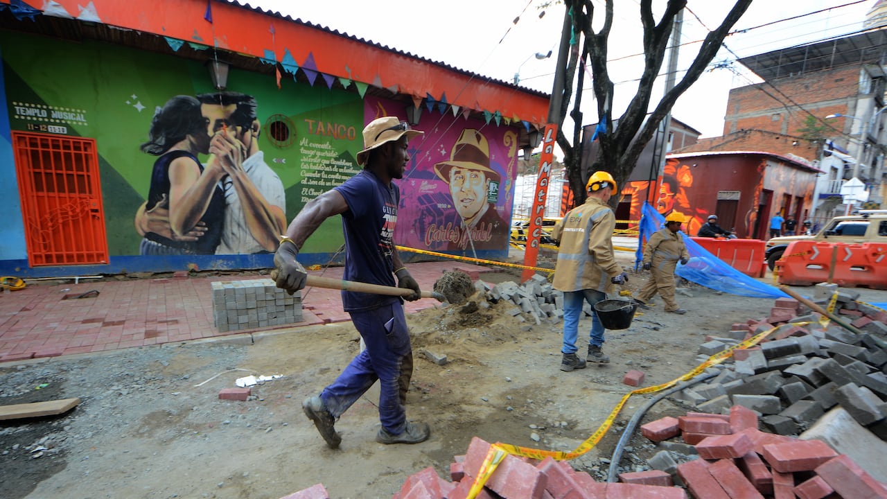 Asi van las obras viales del Barrio Obrero de Cali, con la renovación de redes de acueducto, alcantarillado, energía y adoquinamiento de calles, que conectará con la Ruta de la Salsa, con el objetivo de revitalizar el corazón cultural de Cali antes de la Feria de 2025.