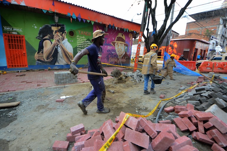 Asi van las obras viales del Barrio Obrero de Cali, con la renovación de redes de acueducto, alcantarillado, energía y adoquinamiento de calles, que conectará con la Ruta de la Salsa, con el objetivo de revitalizar el corazón cultural de Cali antes de la Feria de 2025.