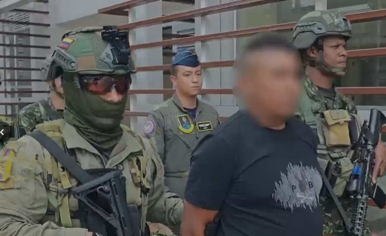 Alias Candamil, presunto cabecilla seudopolítico del frente Jaime Martínez, fue capturado en la vereda El Amparo, zona rural de Suárez, Cauca, en una operación conjunta entre la Policía, el Ejército, la Fuerza Aeroespacial y la Fiscalía.